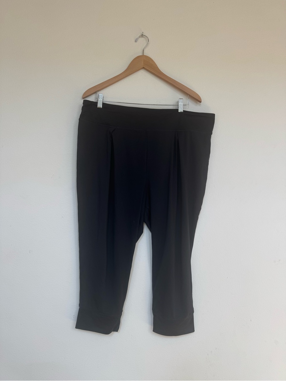 Fabletics Black Cropped Ponte Capris